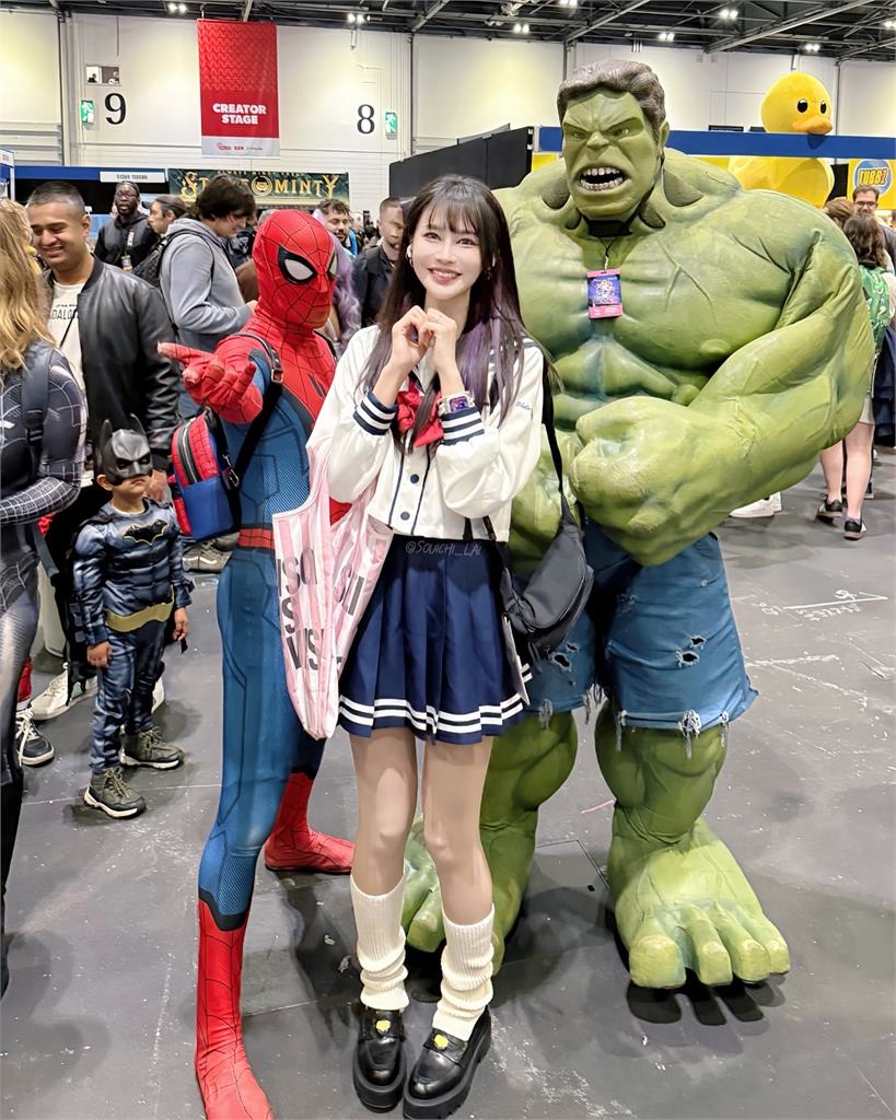 英國「超正JK制服妹」竟是賴品妤！絕頂比例全現形…網愛慘：讀哪間？