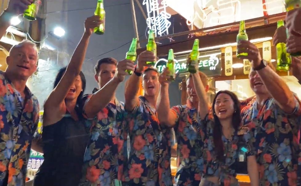 快新聞／現身墾丁大街！澳洲消防猛男「大玩伏地挺身」　比基尼辣妹嗨翻