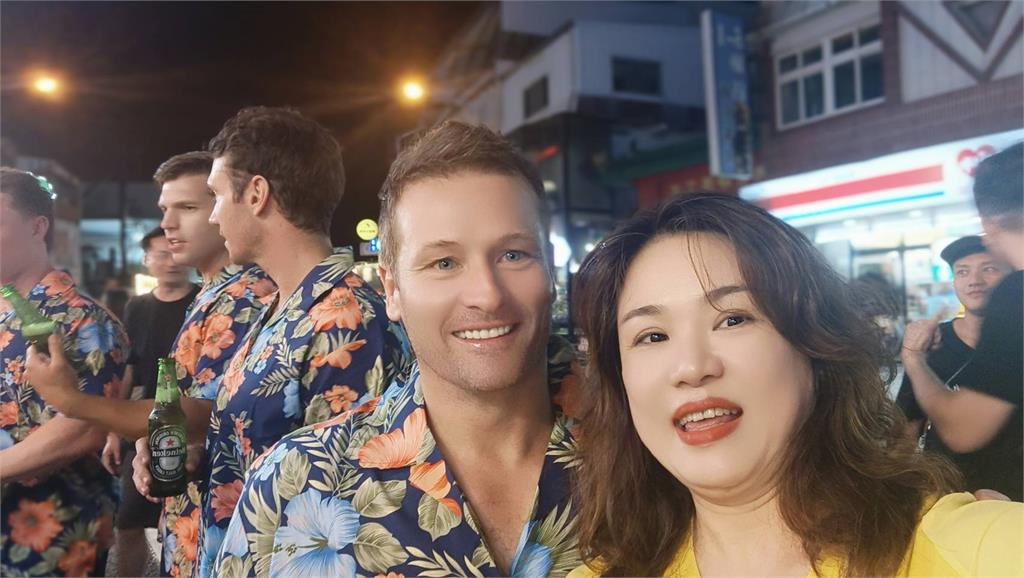 快新聞／現身墾丁大街！澳洲消防猛男「大玩伏地挺身」　比基尼辣妹嗨翻