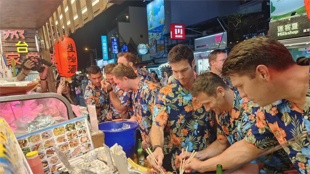 快新聞／現身墾丁大街！澳洲消防猛男「大玩伏地挺身」　比基尼辣妹嗨翻