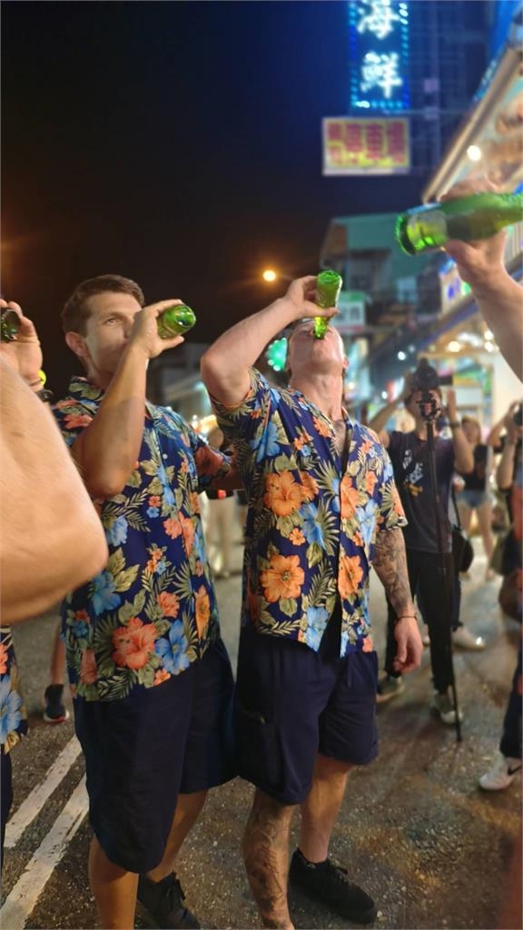 快新聞／現身墾丁大街！澳洲消防猛男「大玩伏地挺身」　比基尼辣妹嗨翻