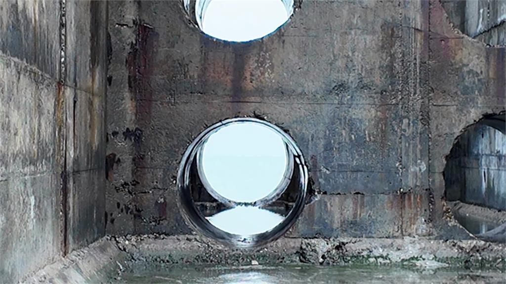 康芮太強大浪沖壞消波牆 花蓮港岸邊大量漂流木