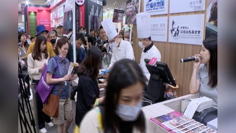 台北國際旅展週末人潮爆滿　飯店現場片燒鵝.煎牛排吸客