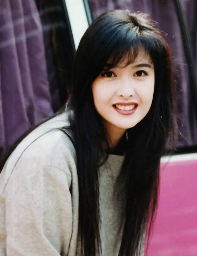 街頭捕獲「長髮正妹」竟是周慧敏！56歲0修真面目外流…網驚：太扯