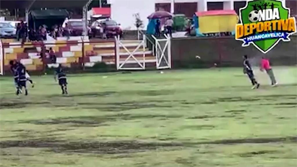 影／足球場駭人意外　球員比賽中遭閃電擊中當場死亡