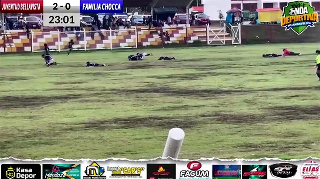 足球(影)／秘魯足球賽發生駭人聽聞意外　一位球員竟然在球場被雷神劈死