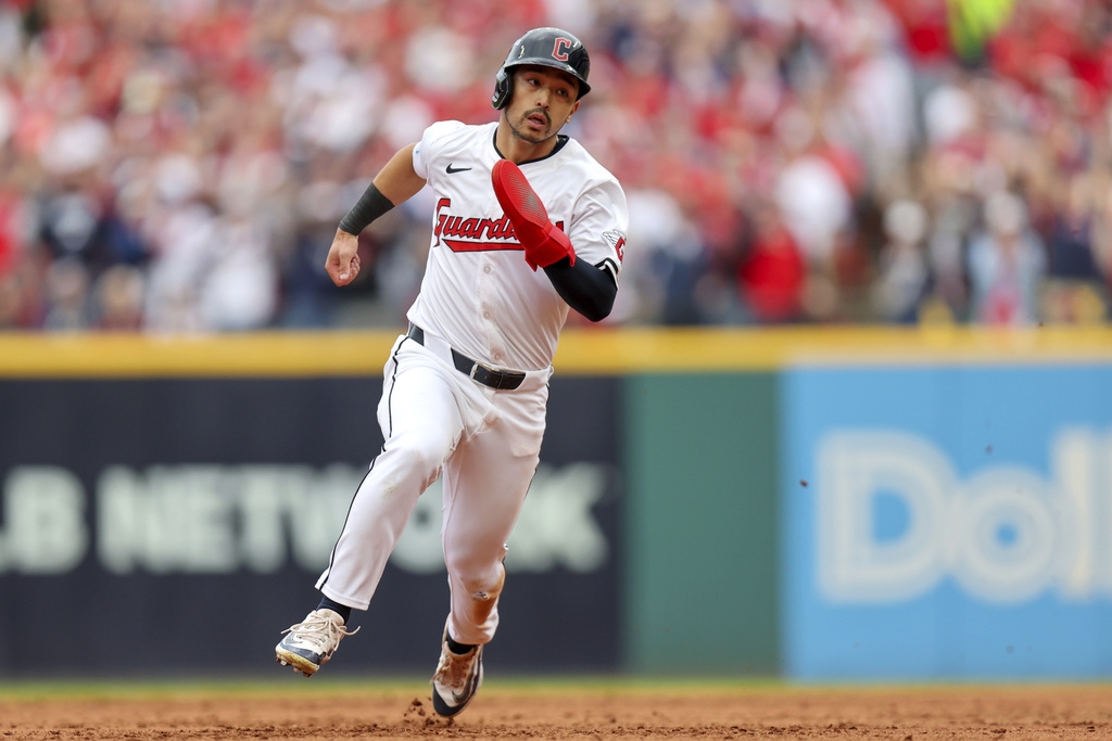 MLB／快退休的球員還能得獎！38歲的雙城一壘手山塔那　 生涯首度拿下金手套獎