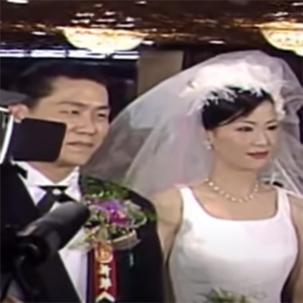 羅時豐漂亮老婆「絕美正臉照」流出！結婚28年「鏡頭前擁吻」閃瞎全網