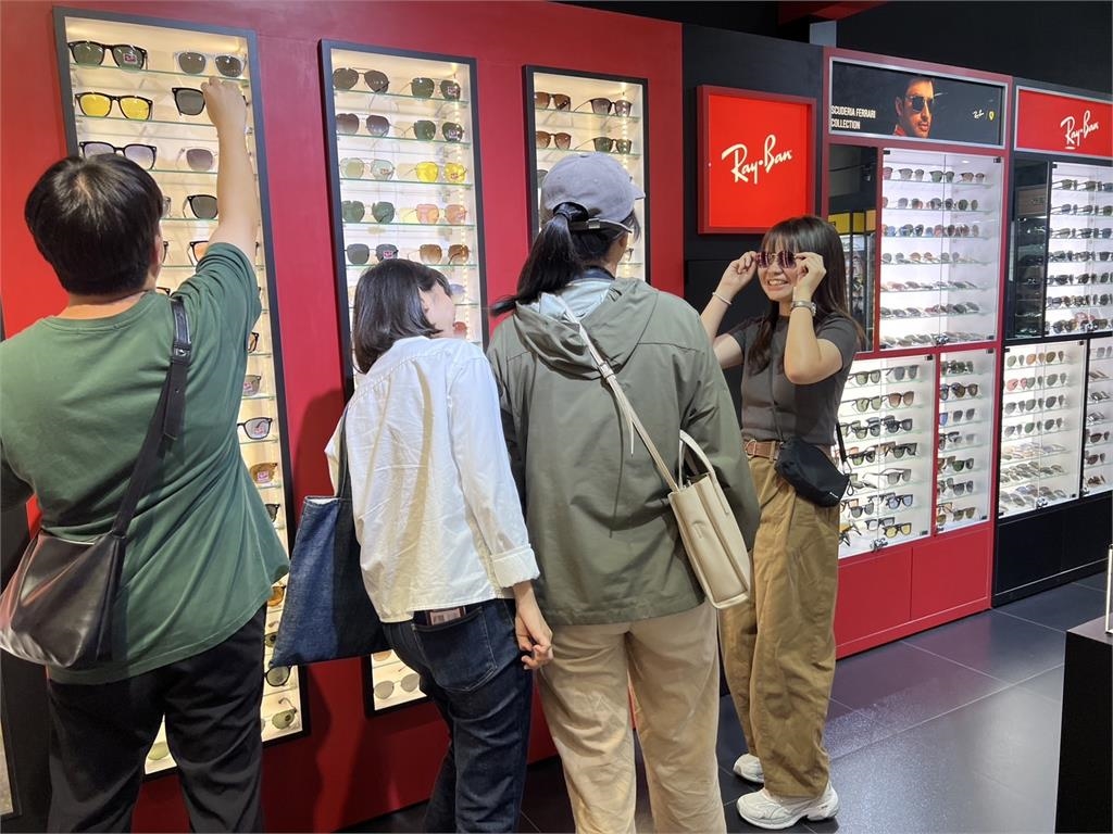 麗寶OUTLET八周年慶開跑！人潮湧入瘋搶知名品牌「限量優惠」