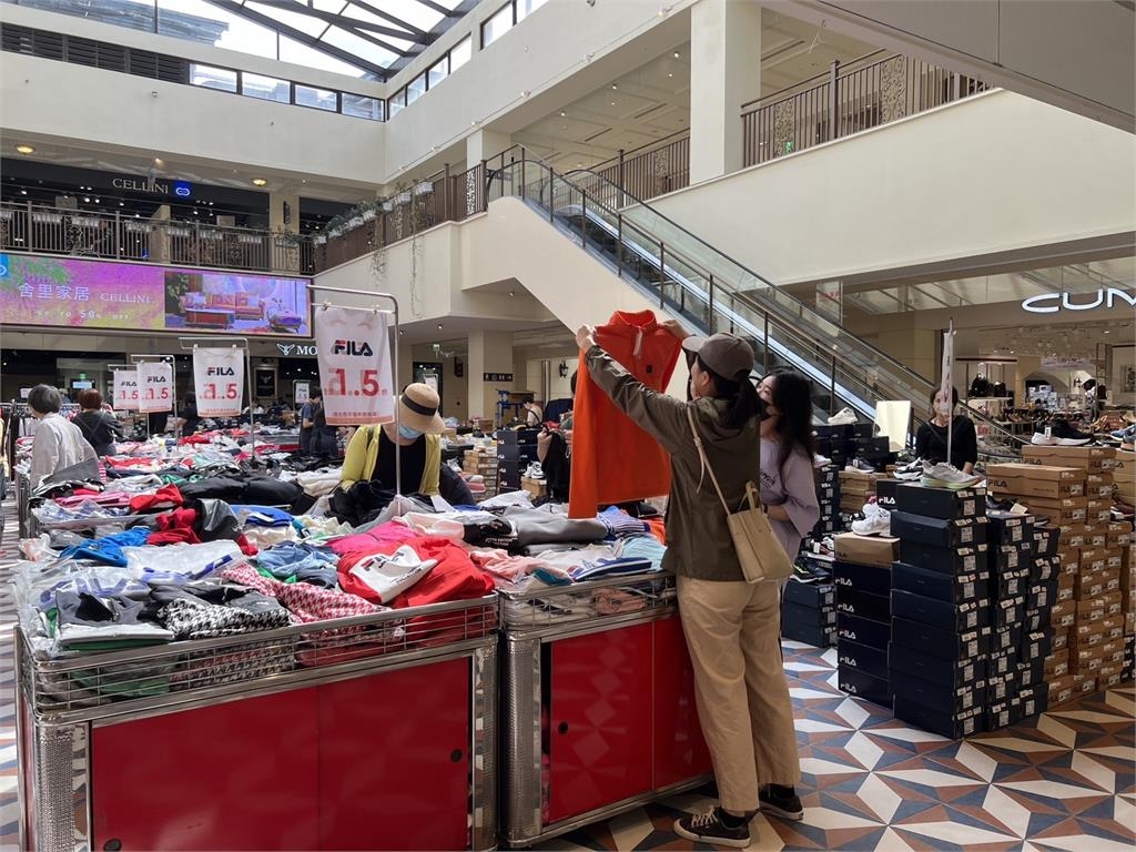 麗寶OUTLET八周年慶開跑！人潮湧入瘋搶知名品牌「限量優惠」