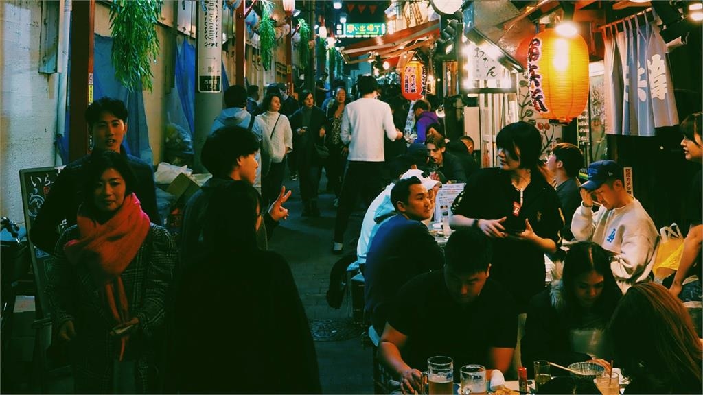 日本居酒屋「超反差1幕」吳怡霈嚇傻！日籍尪認證：上班族最真實模樣…