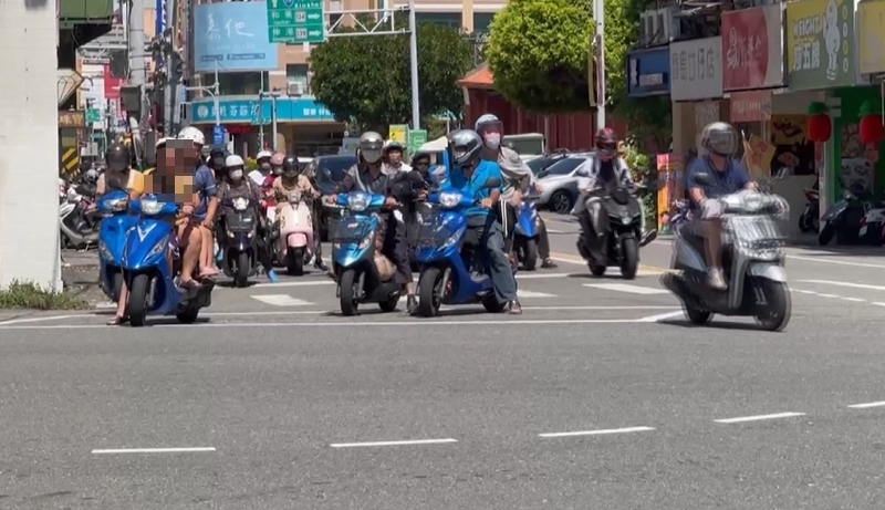 機車族別搞錯！進待轉區「是否該打方向燈？」網掀論戰　交通部解答了