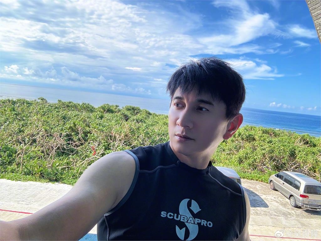 54歲吳奇隆「整頭爆改」判若兩人！高清真面目「灰髮遍布」網震撼