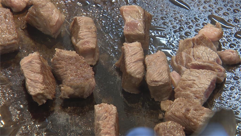 買了牛排賣場「代客現煎」 後方竟排起人龍要「試吃」...整盒快拿走!