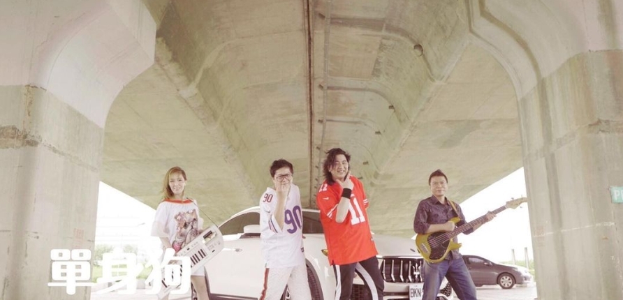 〈跩個屁〉主唱夏天「鬼轉音」挨轟！「超狂背景」遭起底…曾同台蕭敬騰？