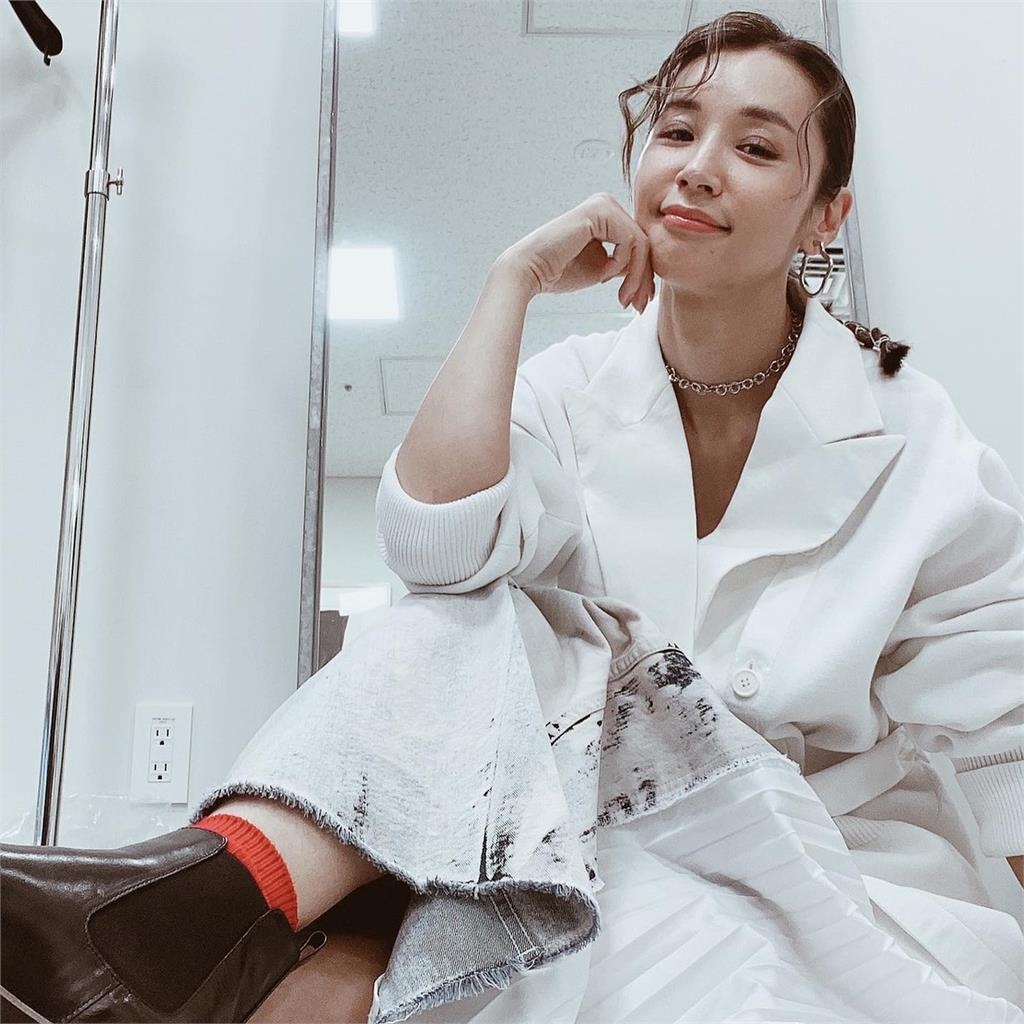 失婚10年女星和富商「半同居認愛」!被記者告知真相1秒崩潰