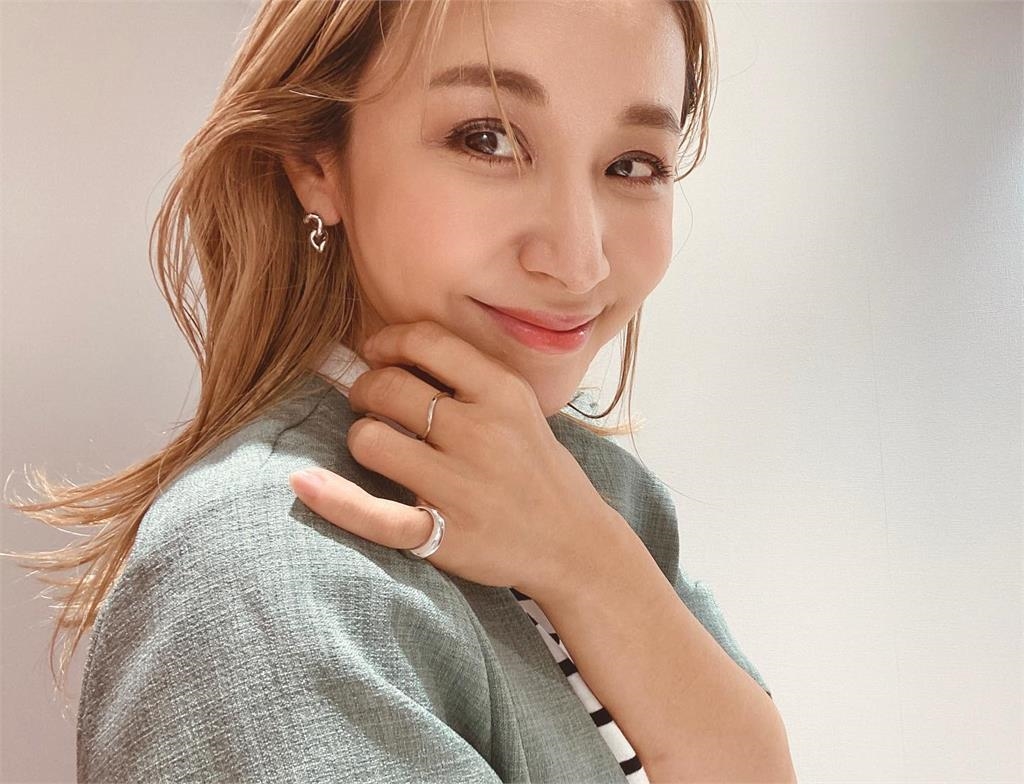 失婚10年女星和富商「半同居認愛」!被記者告知真相1秒崩潰