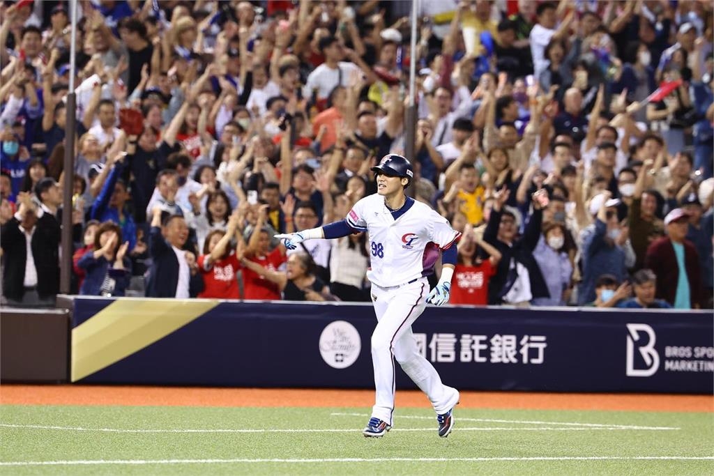 12強賽／台韓世仇大戰哪球「印象最深」？全網嗨喊「這球」太扯了