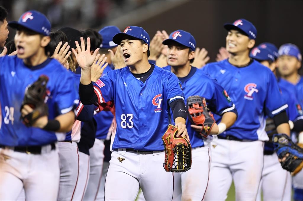 12強賽／台灣隊賽後記者會「這2位翻譯」獲網讚：專業的！真面目曝光