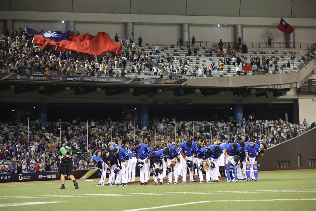 12強賽／投手好忙？多明尼加選手「撞臉林凱威」！網見「5相似」笑：複製人