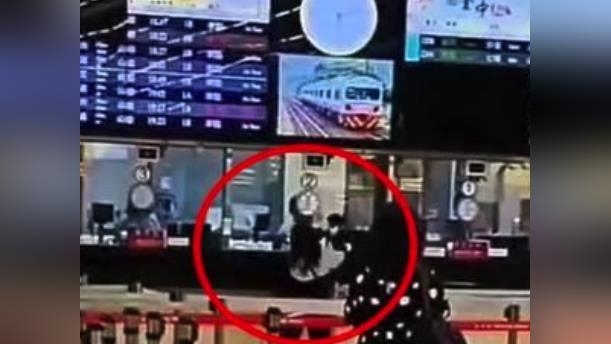 氣噗噗！台中女找嘸車票「在車站咆哮」　拿包狂敲售票窗口影片曝