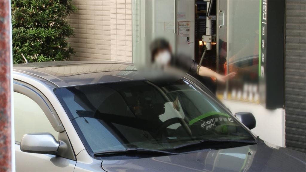 買厚鬆餅堡大排長龍　外送員不耐久候直衝取餐車道