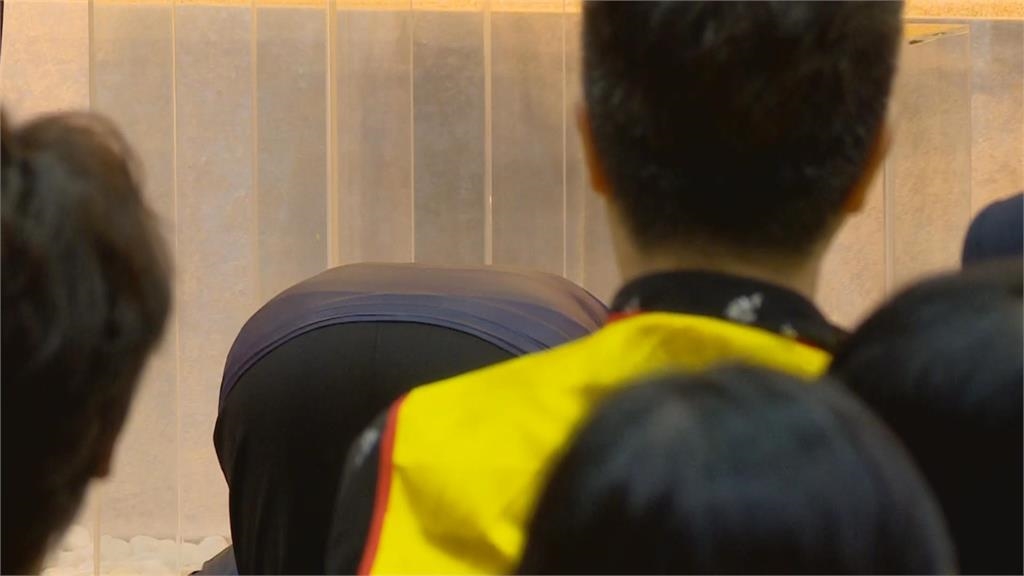 快新聞/淚別石英!澎恰恰跪地磕頭3次痛別恩師 唐美雲、方馨到場致哀