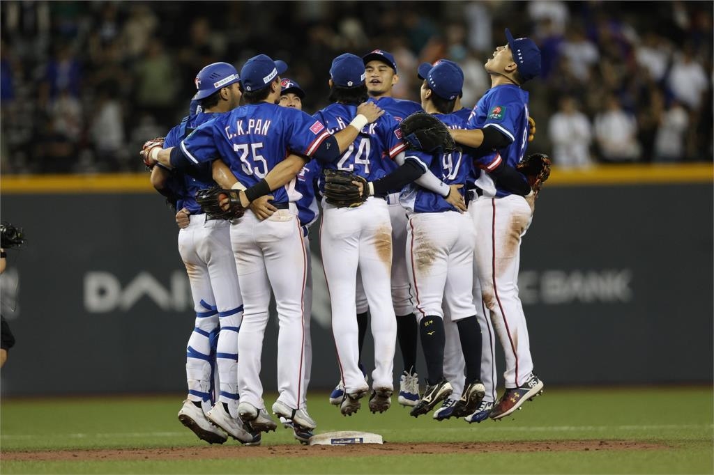 12強賽／陳傑憲繳「雙安」撞全壘打牆接殺！網讚「攻守一把罩」：超扛