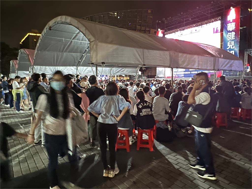 快新聞／桃園世棒賽轉播「巨大棚子」擋視線！　黃瓊慧：今晚前須改善