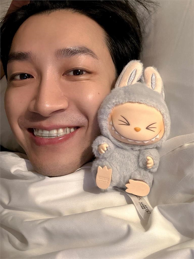 江宏傑牙齒太奔放「神秘枕邊人」深夜流出！全網崩潰：這不是鄧家華嗎？