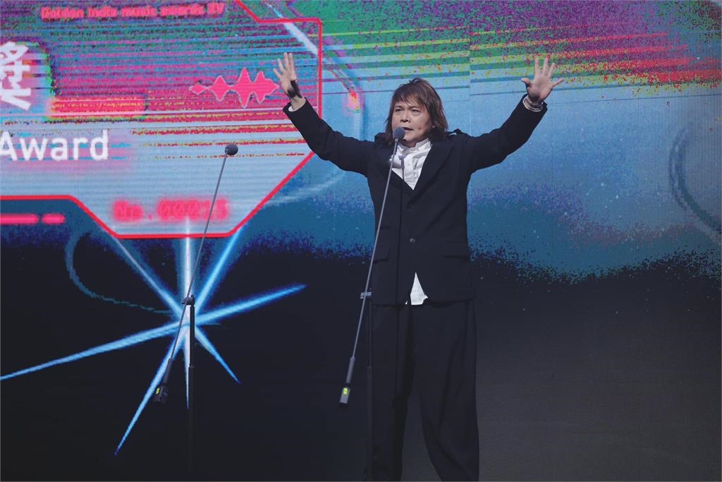 12強賽/伍佰開唱突喊「台灣隊去日本」!應援左搖右晃…網嗨:比啦啦隊還頂