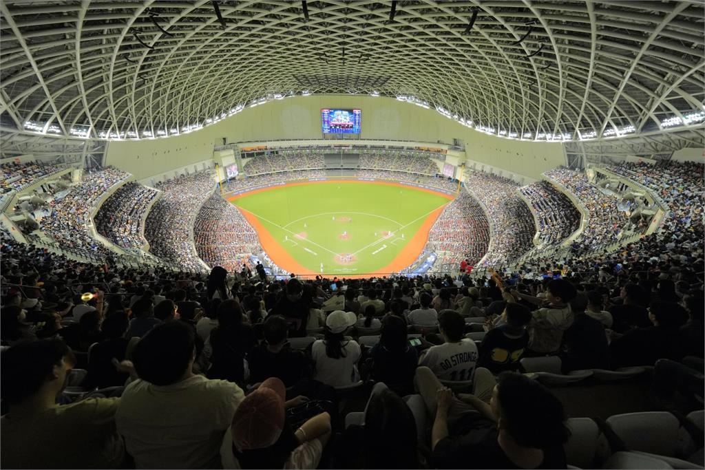 12強賽/伍佰開唱突喊「台灣隊去日本」!應援左搖右晃…網嗨:比啦啦隊還頂