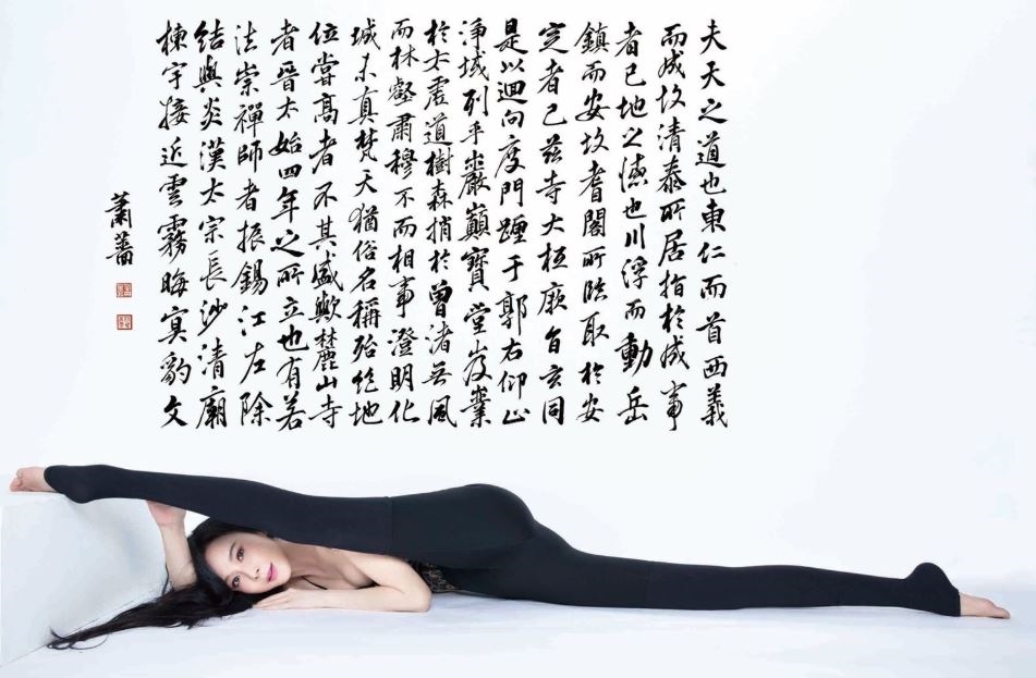 快新聞／靠身材吃飯！蕭薔新年曆再秀22吋逆天「水蛇腰」　辣到噴鼻血