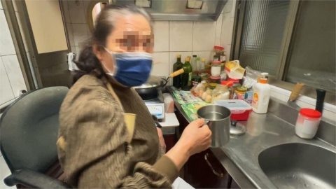 居服員誤泡鹼水害婦誤食　婦人逆流性食道炎住院