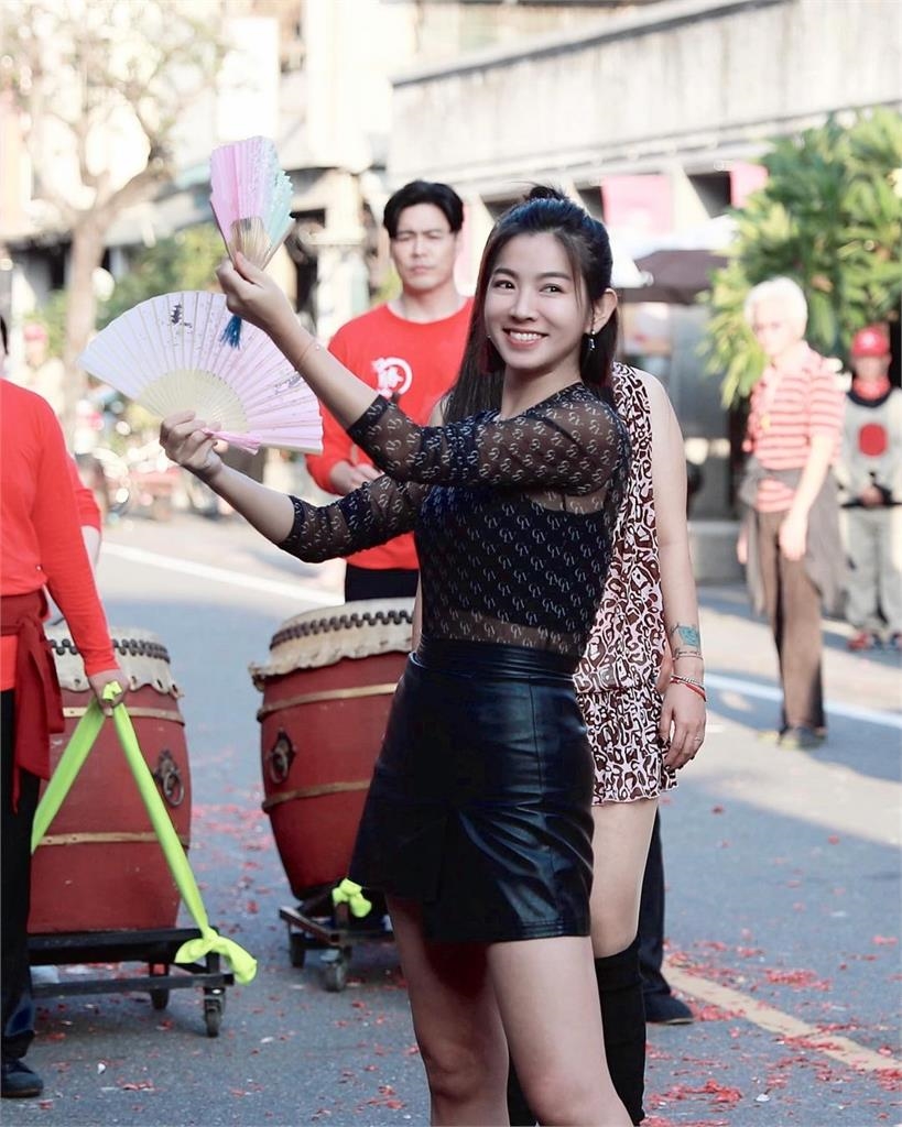 《好運來》米可白「薄透戰袍」100%開光!大街上「搖擺熱舞」鄉親全看呆