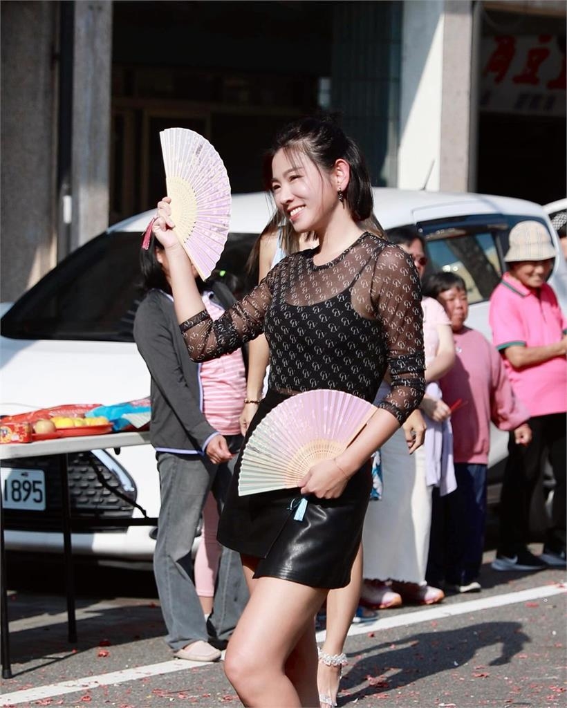 《好運來》米可白「薄透戰袍」100%開光!大街上「搖擺熱舞」鄉親全看呆