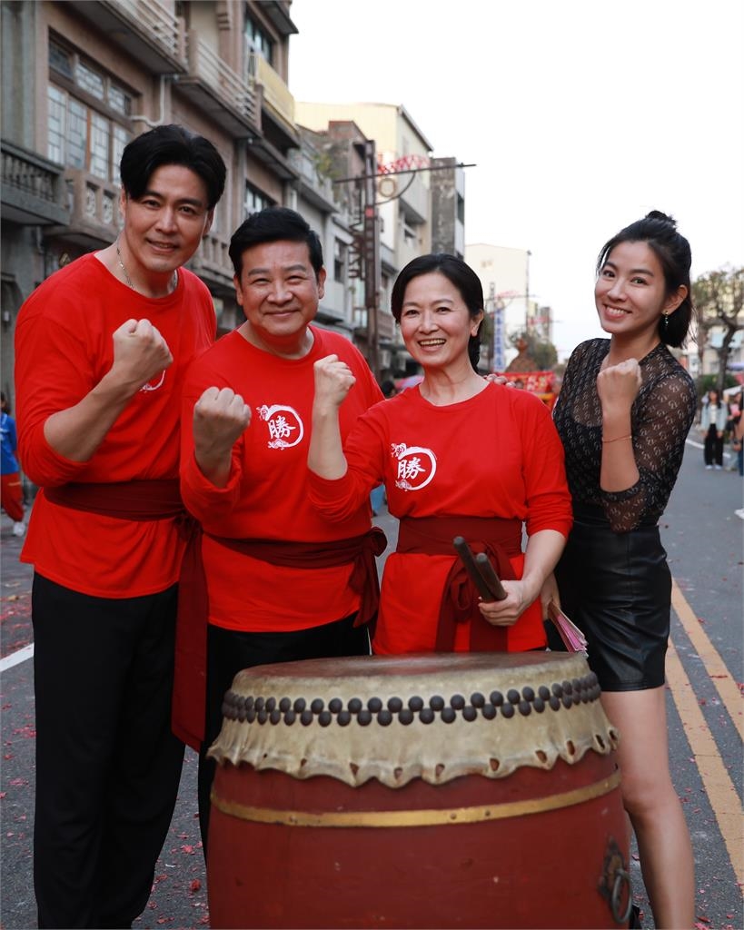 《好運來》米可白「薄透戰袍」100%開光!大街上「搖擺熱舞」鄉親全看呆