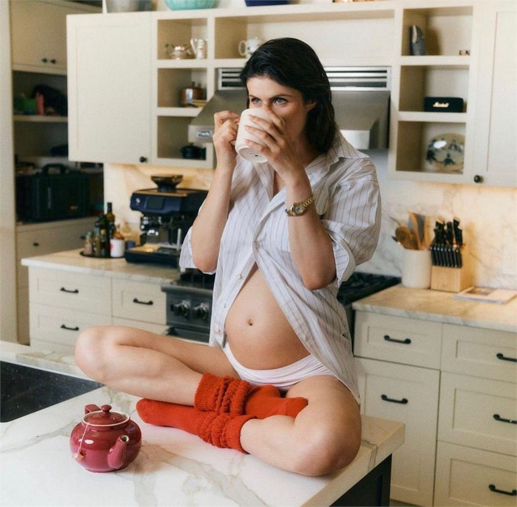 地震女神產後復出「暴風升級」！透視洋裝「全是洞」真實狀態全被拍