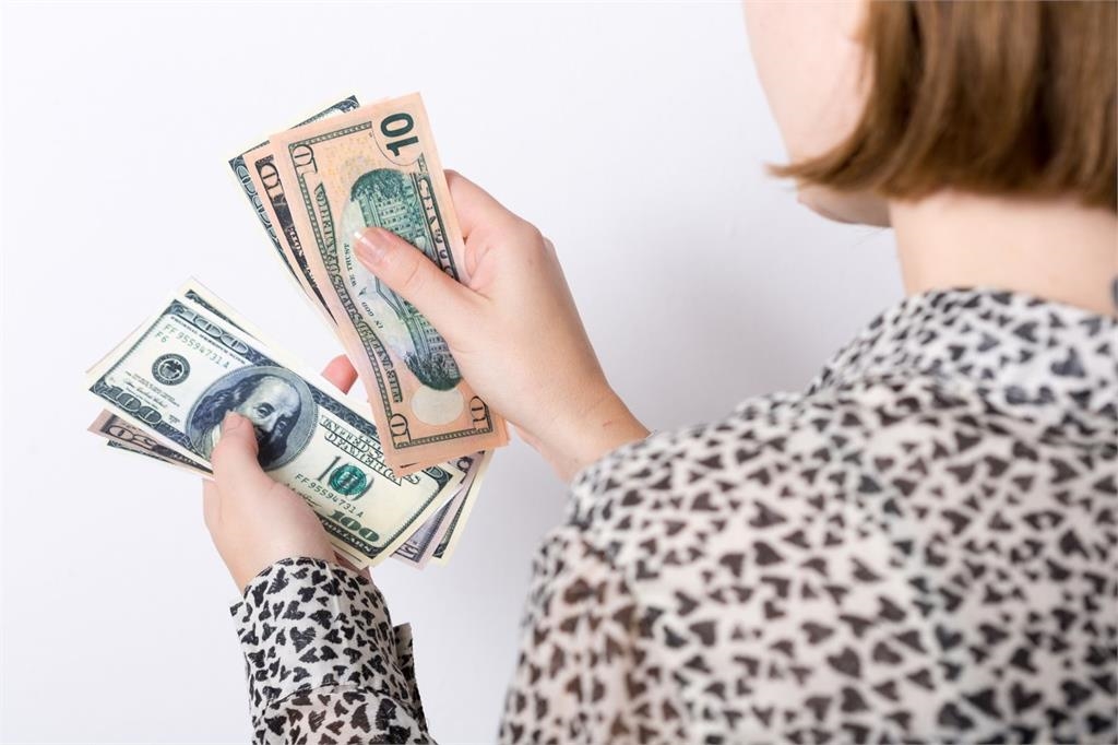 川普完全執政　聯準會暗示不急降息　專家：建議高利率分批買債