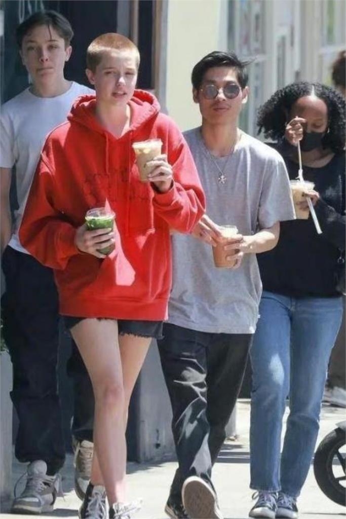 好萊塢女星裘莉帶「小小布」久違亮相!帥氣臉蛋被網讚簡直就是「他」