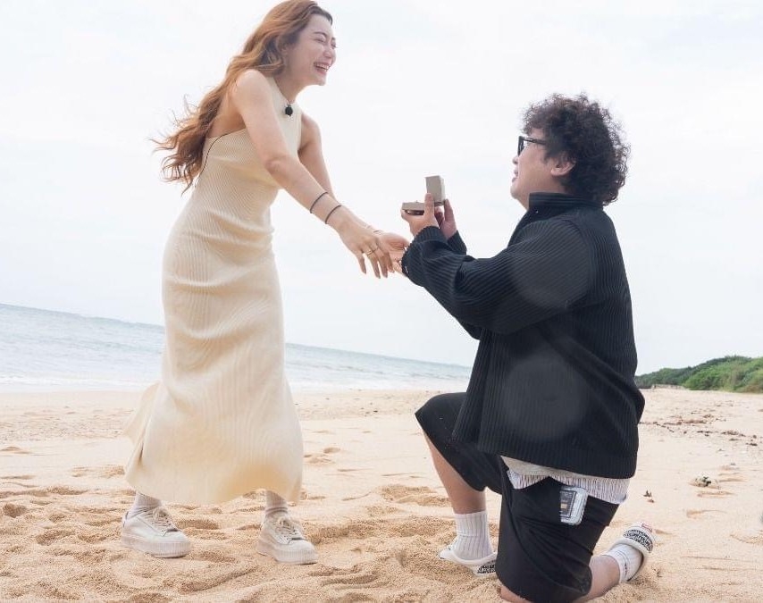 納豆沖繩海灘突下跪求婚　女友依依暴哭答應升格「未婚妻」