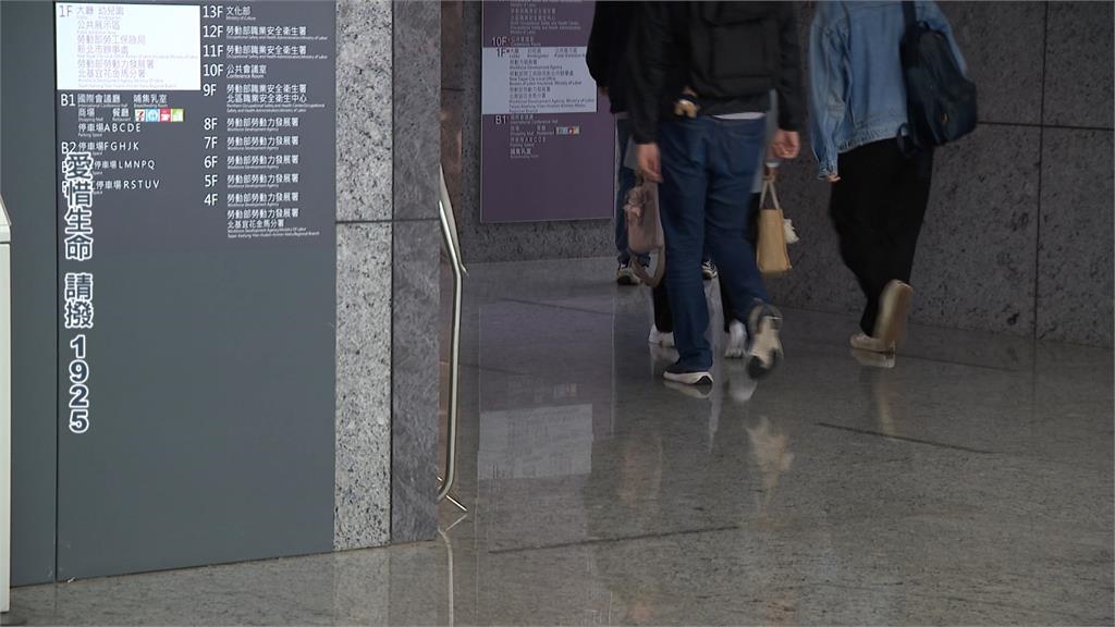 北分署「職場霸凌案」延燒!民眾到場獻花悼念 諷勞動部「立意良善」說法