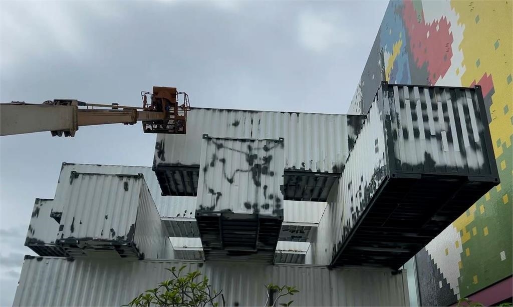 貨櫃咖啡廳出現黑色斑點塗鴉　民眾：好像101忠狗