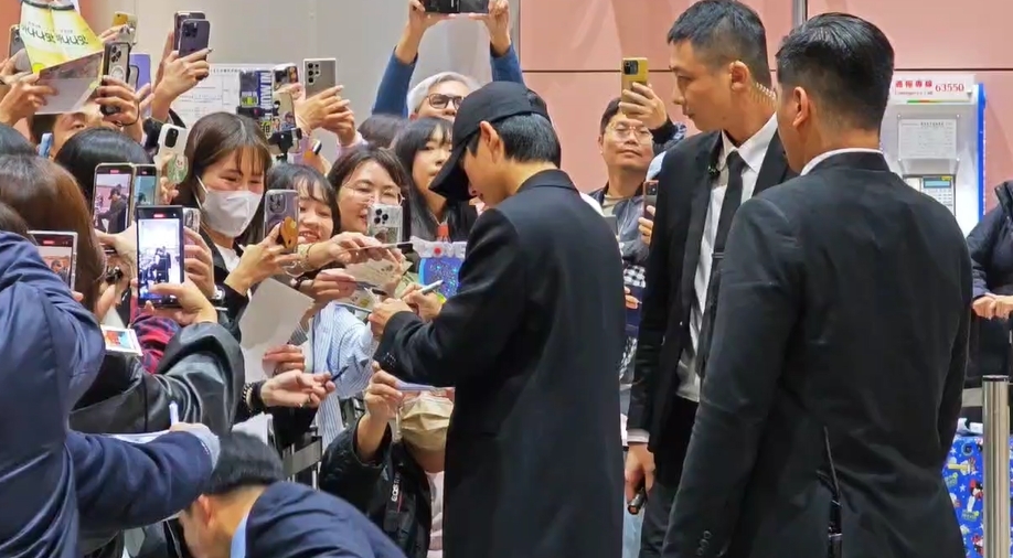 快新聞／丁海寅到台灣了！面帶笑容向接機粉絲打招呼　簽名來者不拒畫面曝