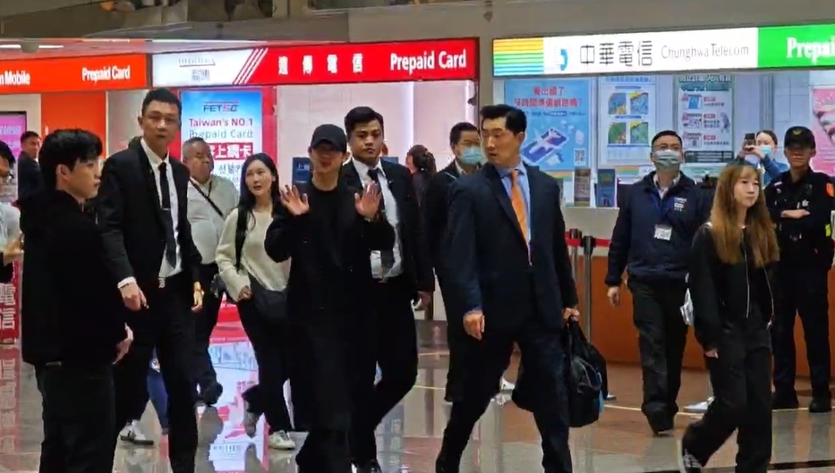 快新聞／丁海寅到台灣了！面帶笑容向接機粉絲打招呼　簽名來者不拒畫面曝