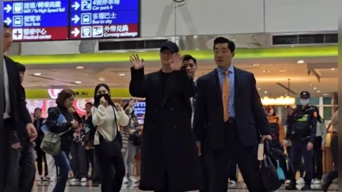 丁海寅到台灣了！面帶笑容向接機粉絲打招呼　簽名來者不拒畫面曝