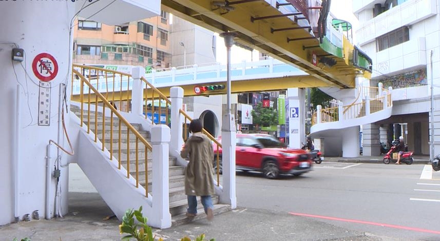 草悟道週邊「有天橋沒行穿線」　身障、推娃娃車者不便