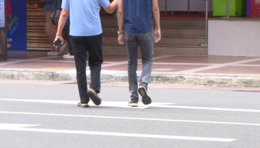 草悟道週邊「有天橋沒行穿線」　身障、推娃娃車者不便