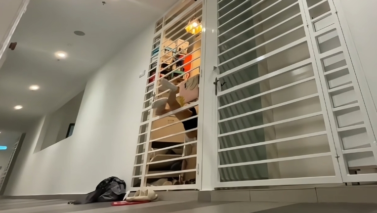 真腰瘦！大馬妹子外出「忘帶鑰匙」遭門反鎖…「化身蛇女」鑽縫畫面全被拍