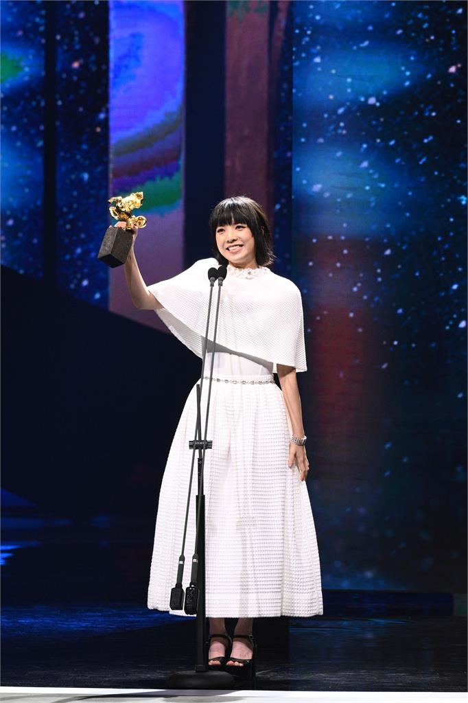 金馬61/不斷更新!吳慷仁依約現身 影后寶座由鍾雪瑩奪得